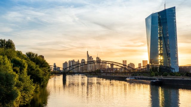 Die Europäische Zentralbank in Frankfurt am Main bei sonnigem Wetter