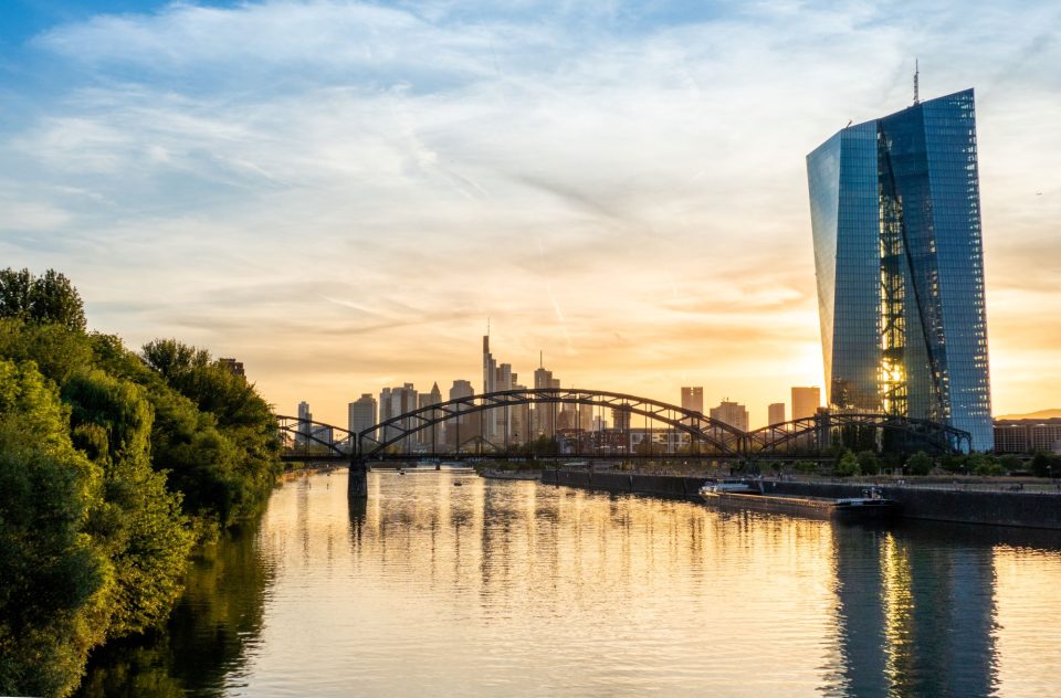 Die Europäische Zentralbank in Frankfurt am Main bei sonnigem Wetter