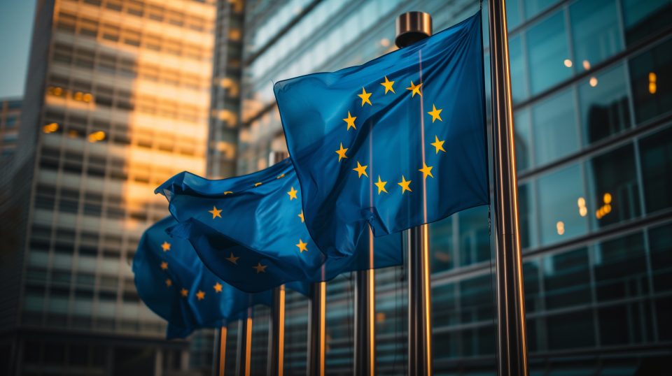 Europäische Flaggen vor dem Berlaymont-Gebäude, dem Hauptsitz der Europäischen Kommission, in Brüssel, Belgien