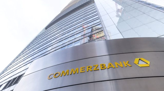 Das Logo der Commerzbank auf dem Commerzbank Tower in Frankfurt am Main, Deutschland