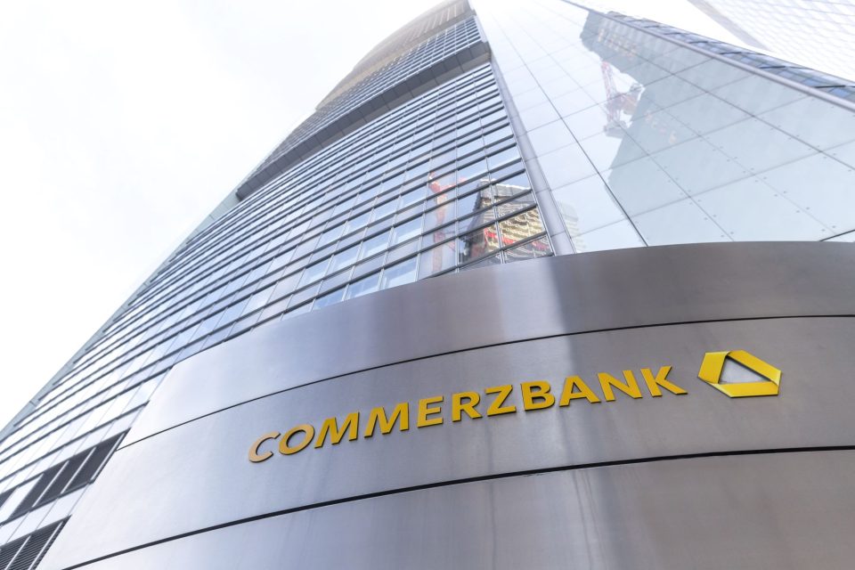 Das Logo der Commerzbank auf dem Commerzbank Tower in Frankfurt am Main, Deutschland