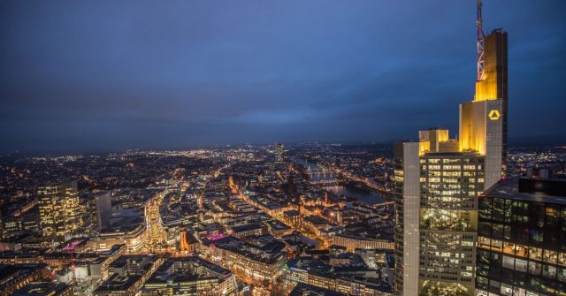 Der Commerzbank Tower in Frankfurt am Main bei Nacht