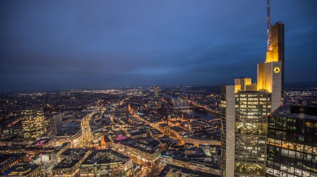 Der Commerzbank Tower in Frankfurt am Main bei Nacht