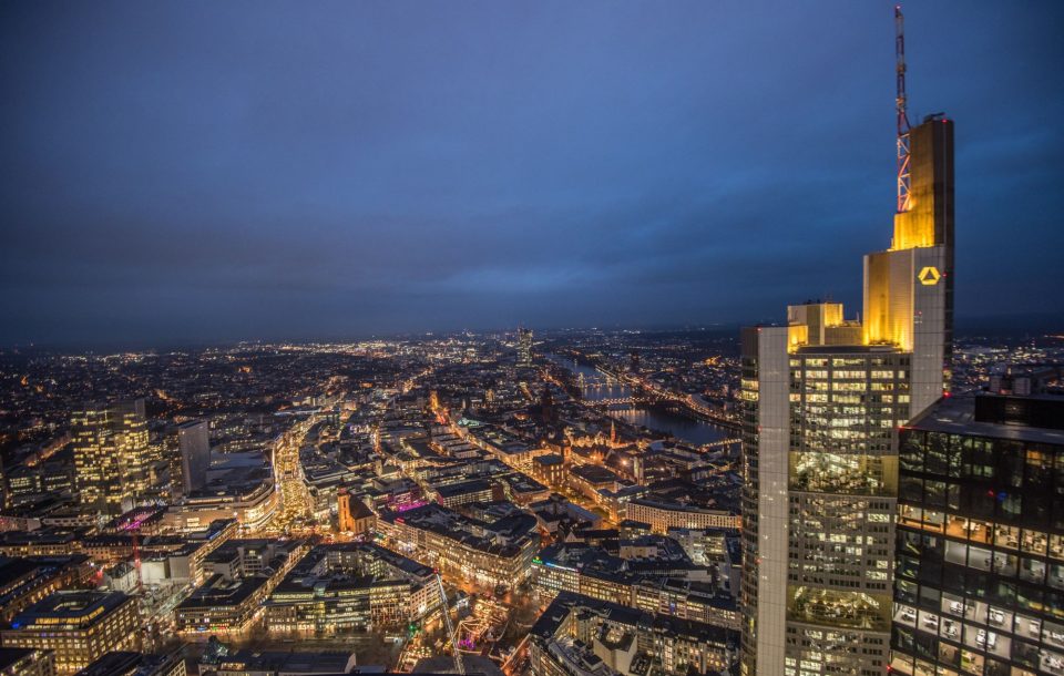 Der Commerzbank Tower in Frankfurt am Main bei Nacht