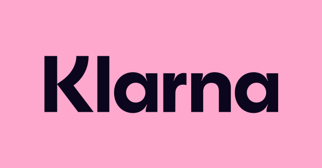 Schwarzes Klarna Logo auf pinkem Hintergrund