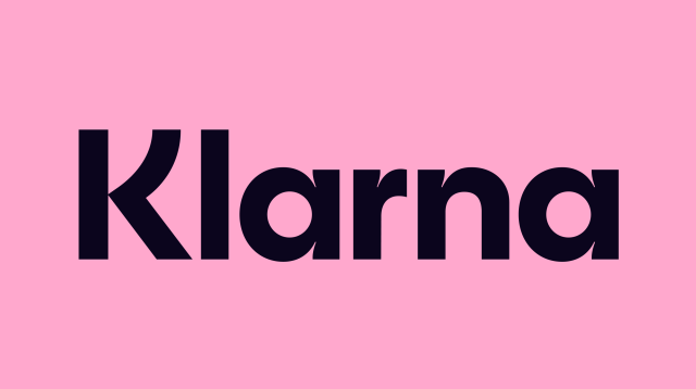 Schwarzes Klarna Logo auf pinkem Hintergrund