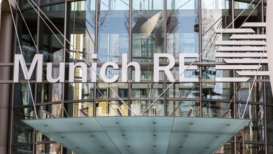 Nahansicht des Munich RE Logos in München, Deutschland