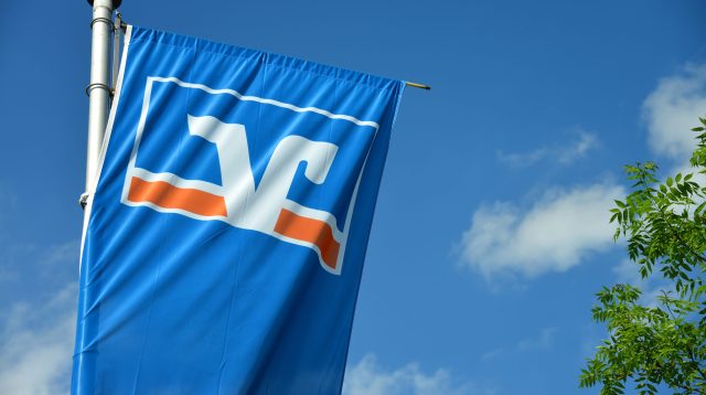 Flagge mit dem Logo der deutschen Volksbank - Raiffeisenbank