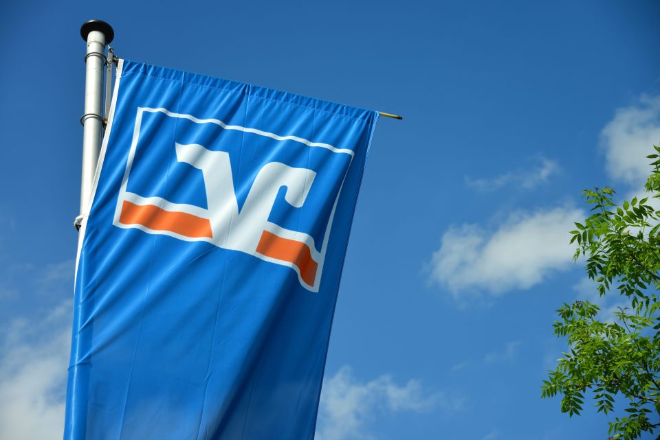 Flagge mit dem Logo der deutschen Volksbank - Raiffeisenbank