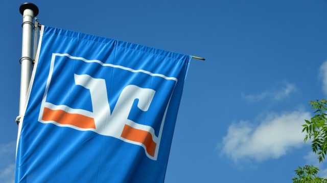 Flagge mit dem Logo der deutschen Volksbank