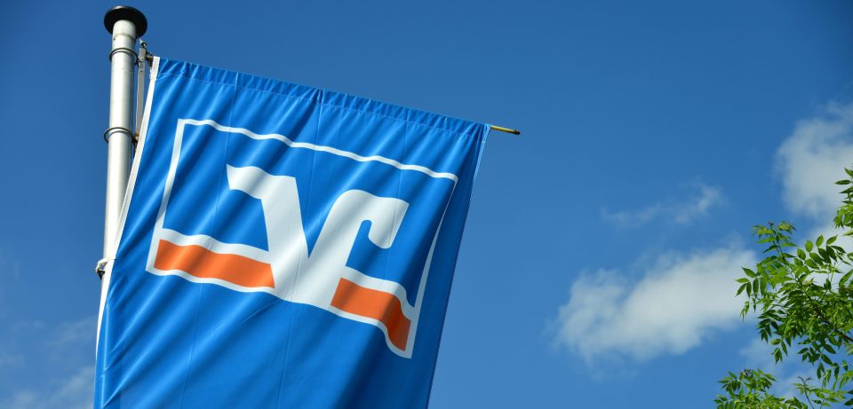 Flagge mit dem Logo der deutschen Volksbank