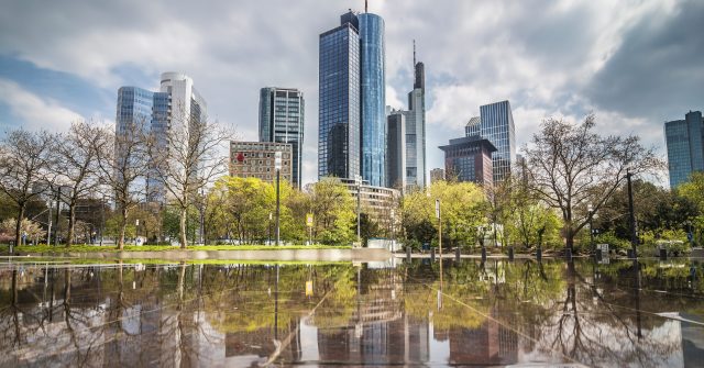 Der Blick auf die Skyline in Frankfurt am Main von einem Park aus