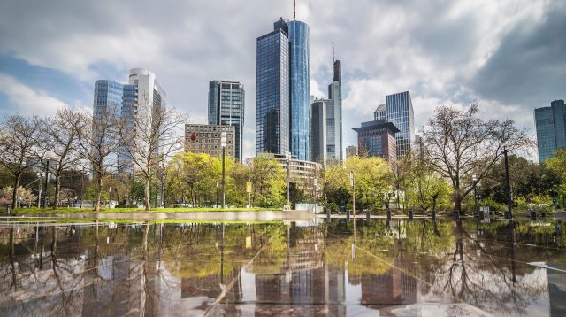 Der Blick auf die Skyline in Frankfurt am Main von einem Park aus