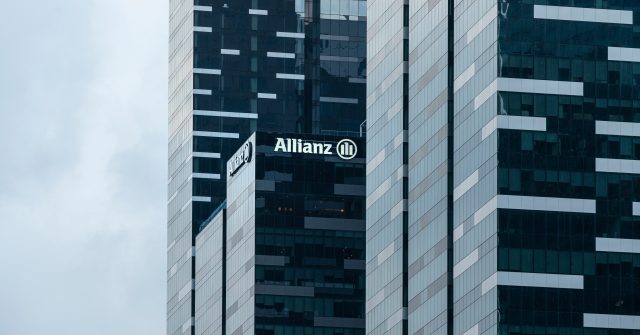 Der Allianz Tower in Marina Bay, Singapur