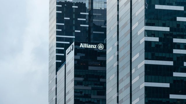 Der Allianz Tower in Marina Bay, Singapur