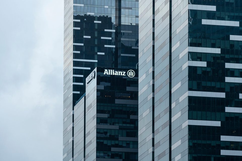 Der Allianz Tower in Marina Bay, Singapur