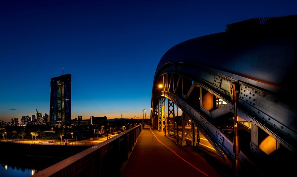 Die Europäische Zentralbank (EZB) in Frankfurt am Main bei Nacht