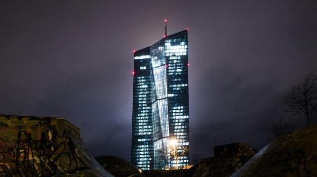 Die Europäische Zentralbank (EZB) in Frankfurt am Main bei Nacht