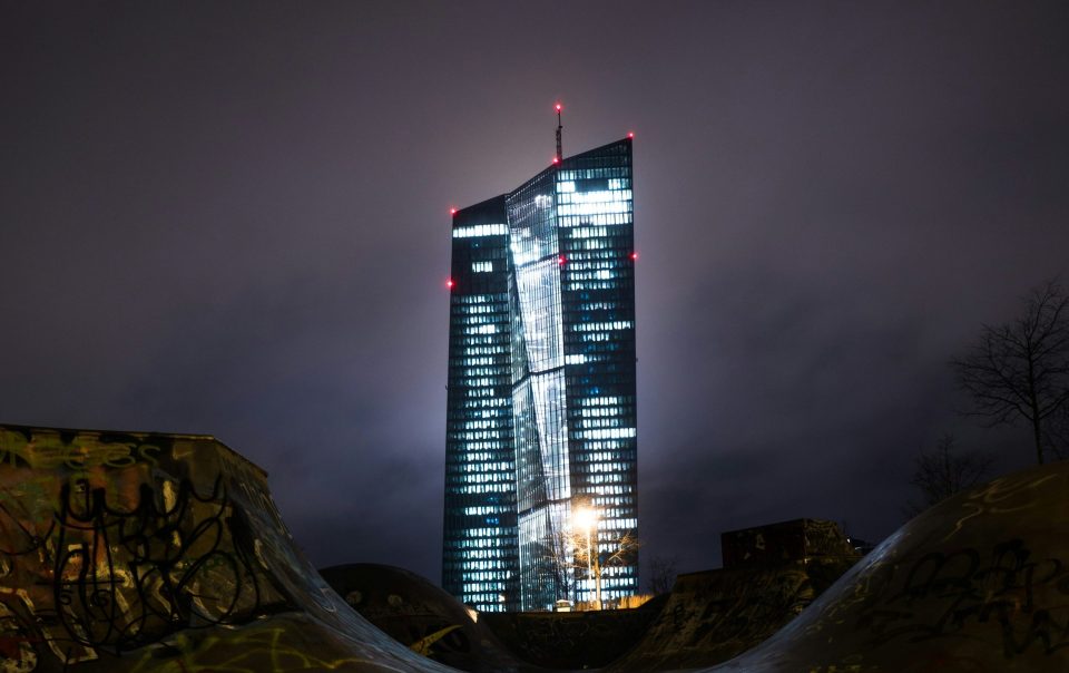 Die Europäische Zentralbank (EZB) in Frankfurt am Main bei Nacht