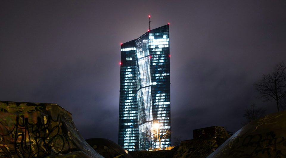 Die Europäische Zentralbank (EZB) in Frankfurt am Main bei Nacht