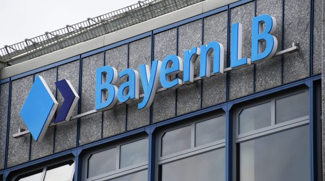 BayernLB Logo am Eingang der Zentrale in München