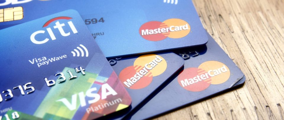 Unterschiedliche Kreditkarten mit Visa und Mastercard