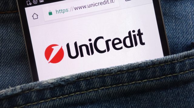 UniCredit Logo auf einem Smartphone