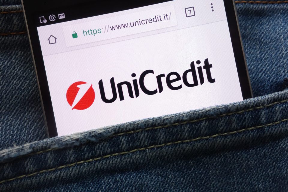 UniCredit Logo auf einem Smartphone