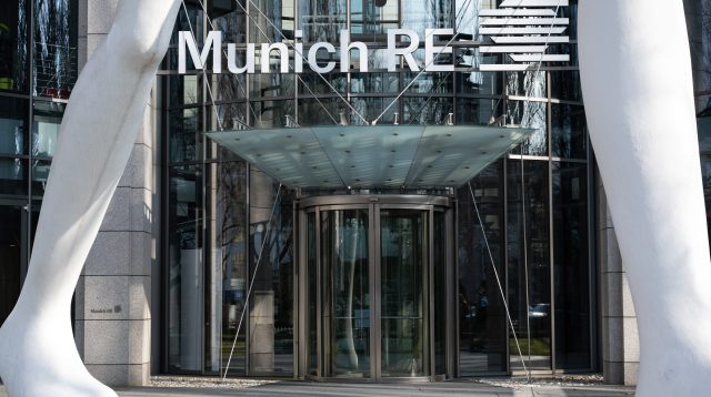 Eingang der Munich Re Zentrale in München