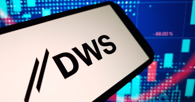 DWS Group Logo auf einem Smartphone