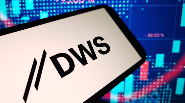 DWS Group Logo auf einem Smartphone