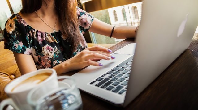 Eine Frau arbeitet am Laptop