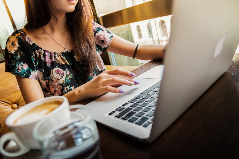 Eine Frau arbeitet am Laptop