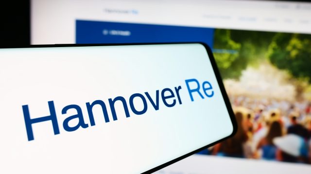 Smartphone mit Logo des deutschen Rückversicherungsunternehmens Hannover Rück SE