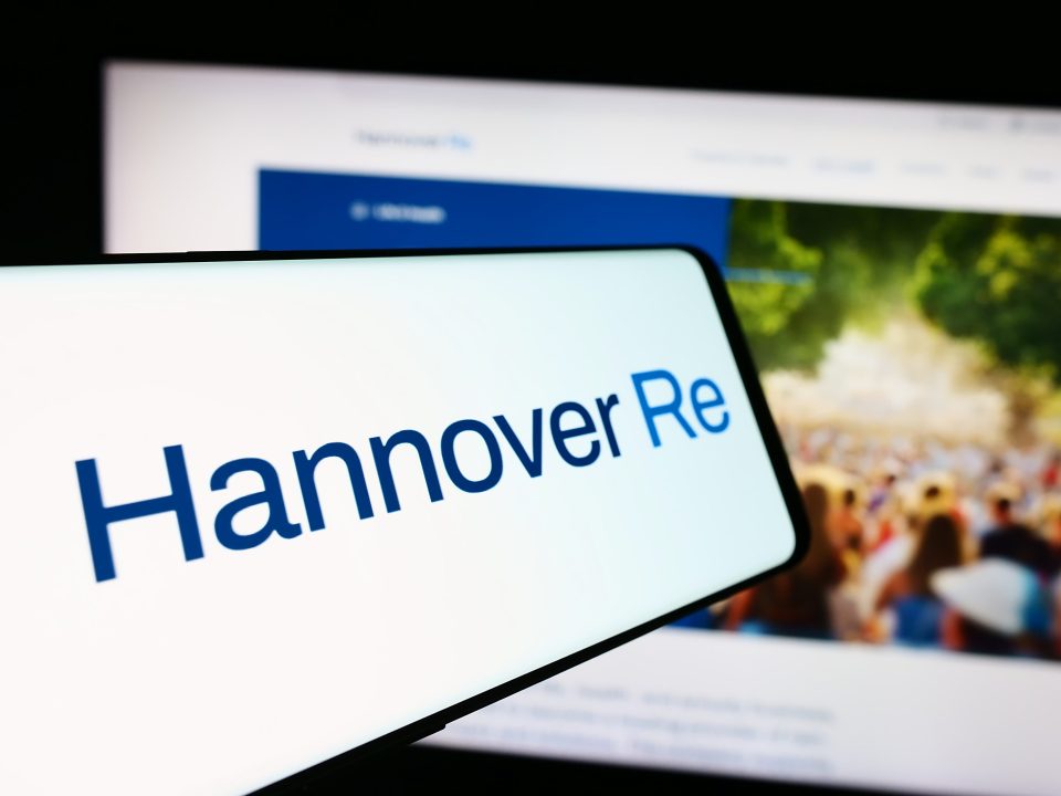 Smartphone mit Logo des deutschen Rückversicherungsunternehmens Hannover Rück SE