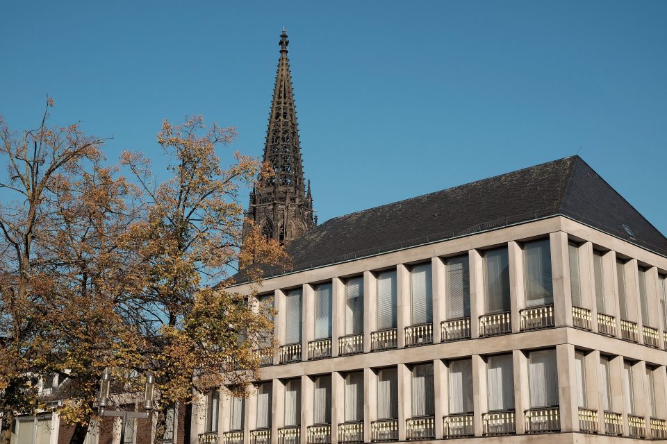 Verwaltungsgebäude der HAL am Domplatz in der Altstadt von Münster in Westfalen im Münsterland