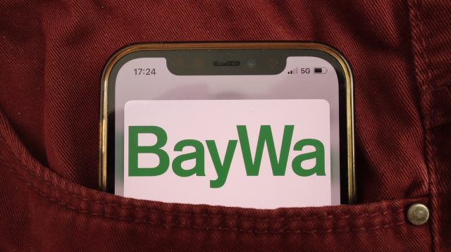 BayWa-Schriftzug auf einem Smartphone