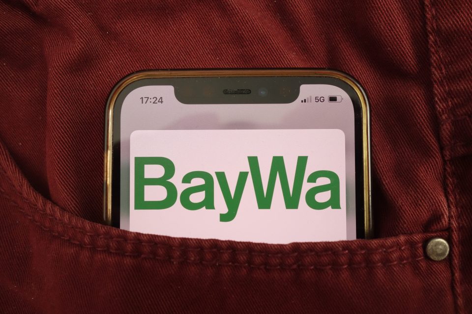 BayWa-Schriftzug auf einem Smartphone