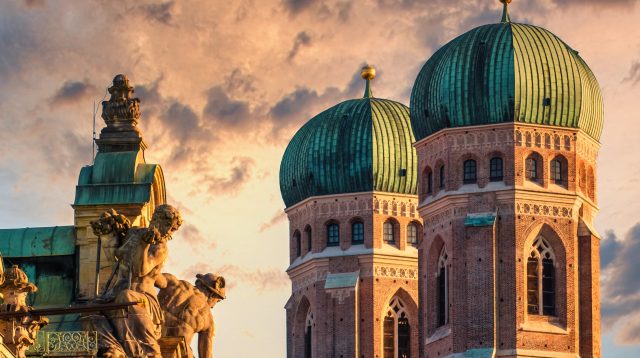 Frauenkirche in München bei Sonnenuntergang