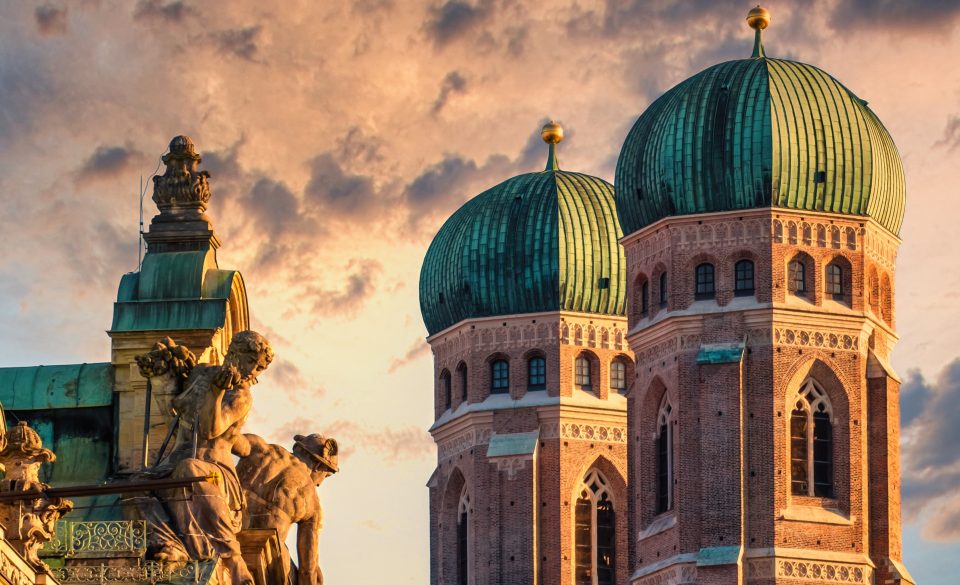 Frauenkirche in München bei Sonnenuntergang