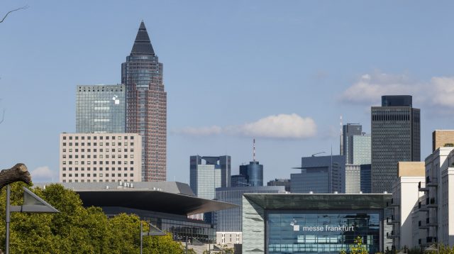 Blick auf den Messeturm in Frankfurt am Main