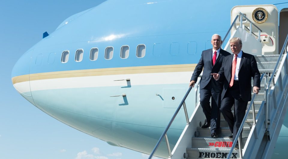 Donald Trump und Mike Pence vor der Air Force One