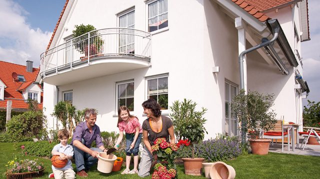 bausparkasse-schwaebisch-hall-familie-im-garten-vor-ihrem-haus-c-bausparkasse-schwaebisch-hall