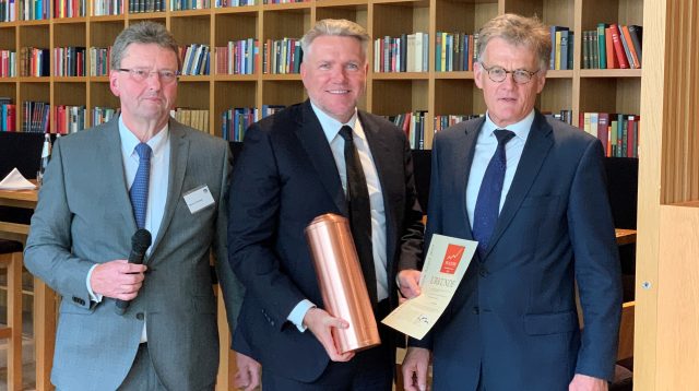 Publity-CEO Thomas Olek (mi.) nimmt den PLATOW-Award in der Kategorie Gewerbeimmobilien von PLATOW-Geschäftsführer Albrecht Schirmacher (re.) und Immobilien-Experte Werner Rohmert (li.) entgegen.