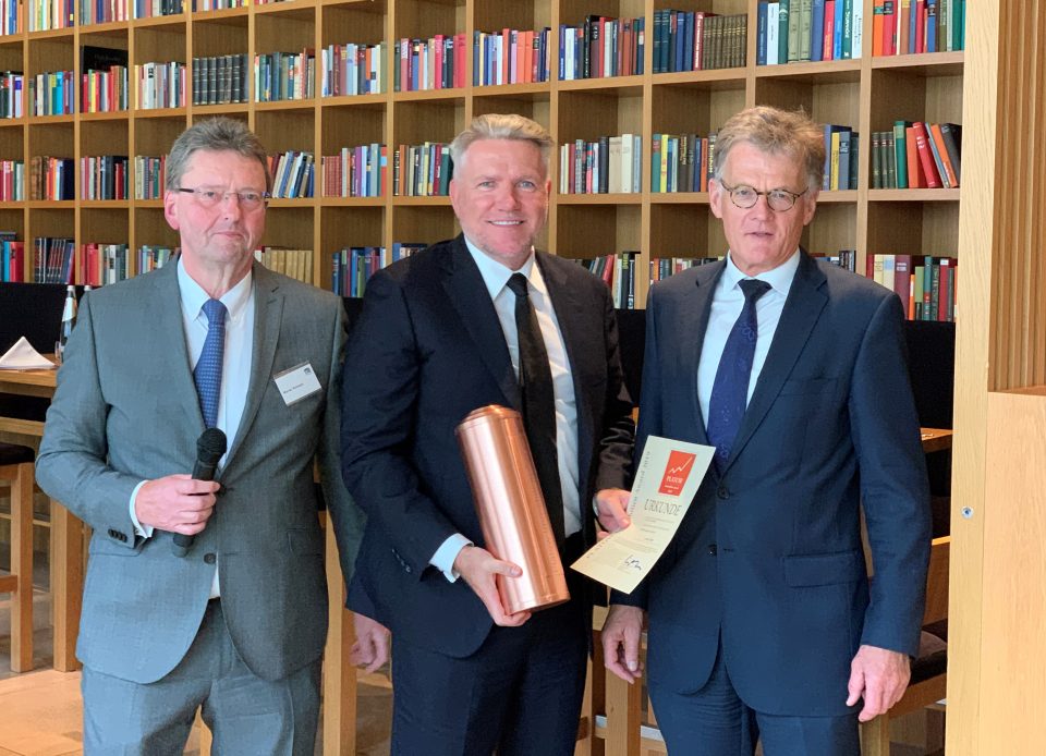 Publity-CEO Thomas Olek (mi.) nimmt den PLATOW-Award in der Kategorie Gewerbeimmobilien von PLATOW-Geschäftsführer Albrecht Schirmacher (re.) und Immobilien-Experte Werner Rohmert (li.) entgegen.