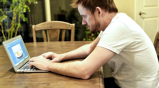 Potenzieller Sparkassenkunde am Laptop