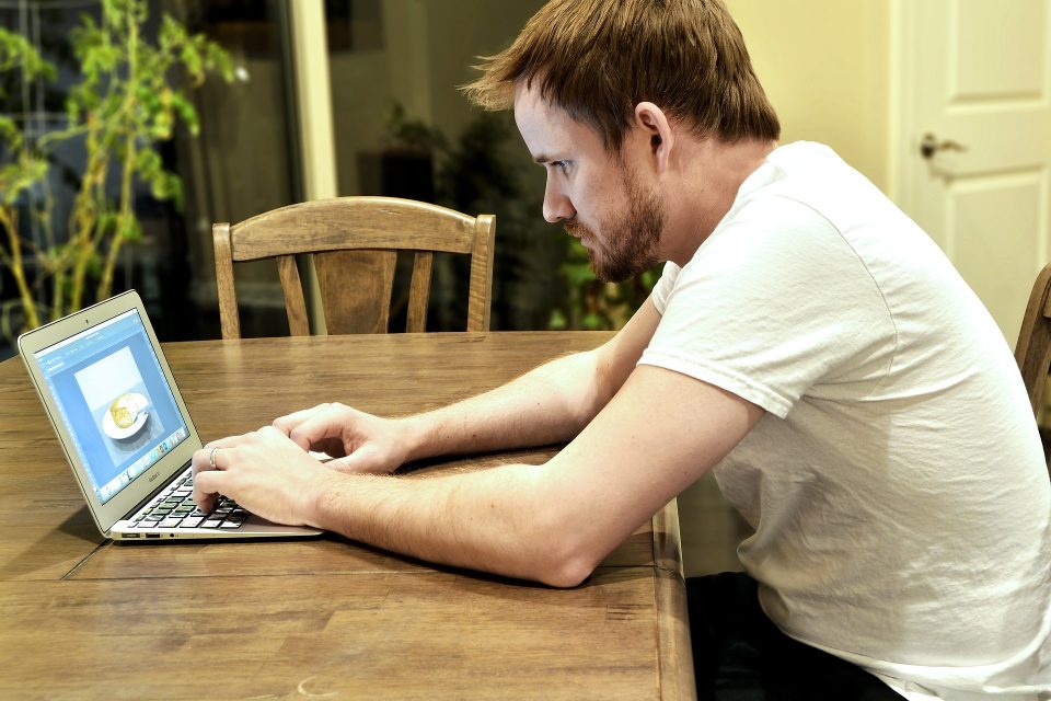 Potenzieller Sparkassenkunde am Laptop