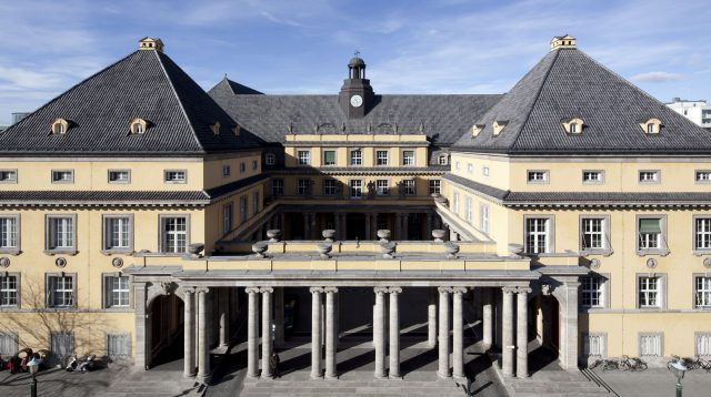 Hauptgebäude der Munich Re  mit Schmuckhof in der Königinstraße in München