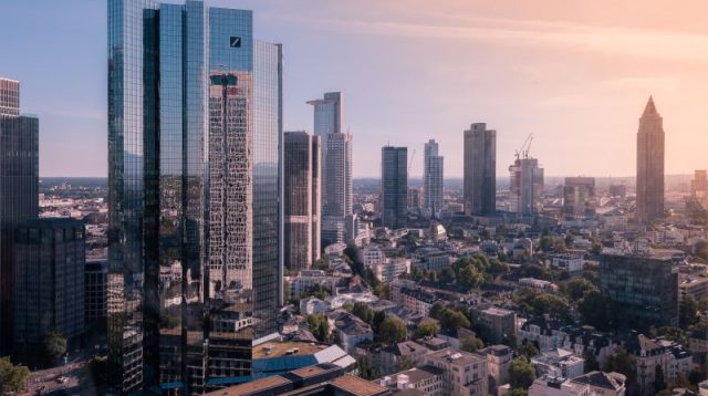 Das Bankenviertel in Frankfurt am Main mit dem Deutsche Bank Tower im Zentrum.