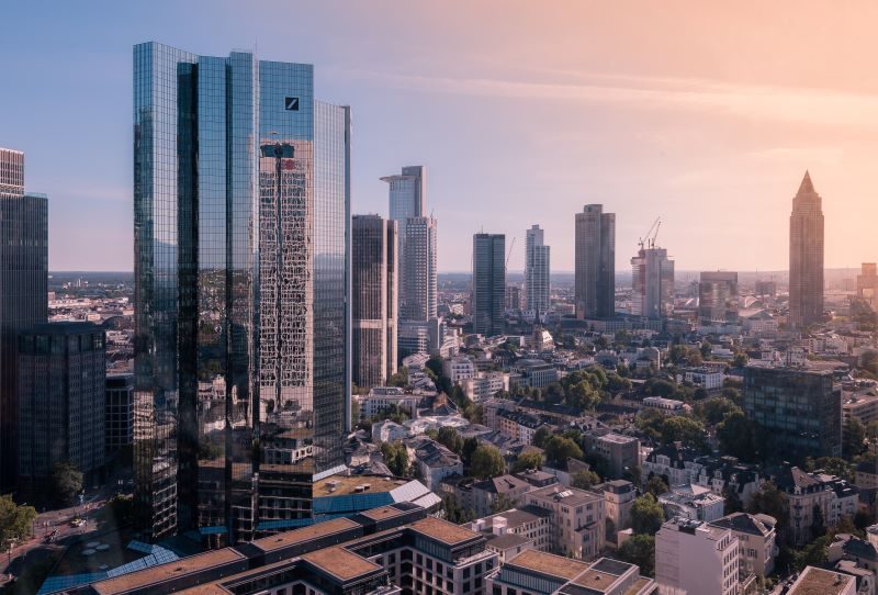 Das Bankenviertel in Frankfurt am Main mit dem Deutsche Bank Tower im Zentrum.